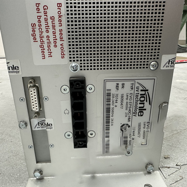 德國(guó)Honle UV設(shè)備電源維修故障：UV電子電源調(diào)光動(dòng)態(tài)響應(yīng)速度快，從待機(jī)到全功率輸出時(shí)間只要 8毫秒，無(wú)任何系 統(tǒng)震蕩;可以與PLC連接進(jìn)入人工界面操作，可作出10%的長(zhǎng)時(shí)間待機(jī)，徹底避免系統(tǒng)穩(wěn)定 時(shí)間長(zhǎng)，安全性能低等弊端，同時(shí)徹底改變了依靠電容來(lái)調(diào)節(jié)燈光的強(qiáng)弱控制方式，且電容的耐壓強(qiáng)度遠(yuǎn)遠(yuǎn)不夠。PLC安裝接線(xiàn)簡(jiǎn)單，操作方便，無(wú)須密封安裝在箱體內(nèi)，可安裝在通風(fēng)良好的地方，大幅度節(jié)省安裝、運(yùn)輸成本。 德國(guó)Honle UV設(shè)備電源維修方法： 1、高頻方波技術(shù)( 18KHZ方波輸出），比傳統(tǒng)UV變壓器增加20%以上的UV能量輸出，能夠以閃光燈模式工作，降低能耗; 2、軟開(kāi)關(guān)啟動(dòng)系統(tǒng)，大幅度減低啟動(dòng)時(shí)間(約45秒)，延長(zhǎng)燈管使用壽命; 3、單片機(jī)動(dòng)態(tài)控制技術(shù)，使電源轉(zhuǎn)換效率達(dá)到更高，自動(dòng)找到燈管的工作電壓和電流，自動(dòng)進(jìn)行調(diào)整燈管的工作參數(shù); 4、高速I(mǎi)GBT以及軟開(kāi)關(guān)技術(shù)，響應(yīng)速度快，從待機(jī)到全功率輸出時(shí)間只要 8MS; 5、功率調(diào)幅技術(shù)，輸出功率10%~100%無(wú)級(jí)可調(diào)，長(zhǎng)期待機(jī)功率僅要10% 6、相位平衡技術(shù)，功率因素96%，，無(wú)沖擊電流;