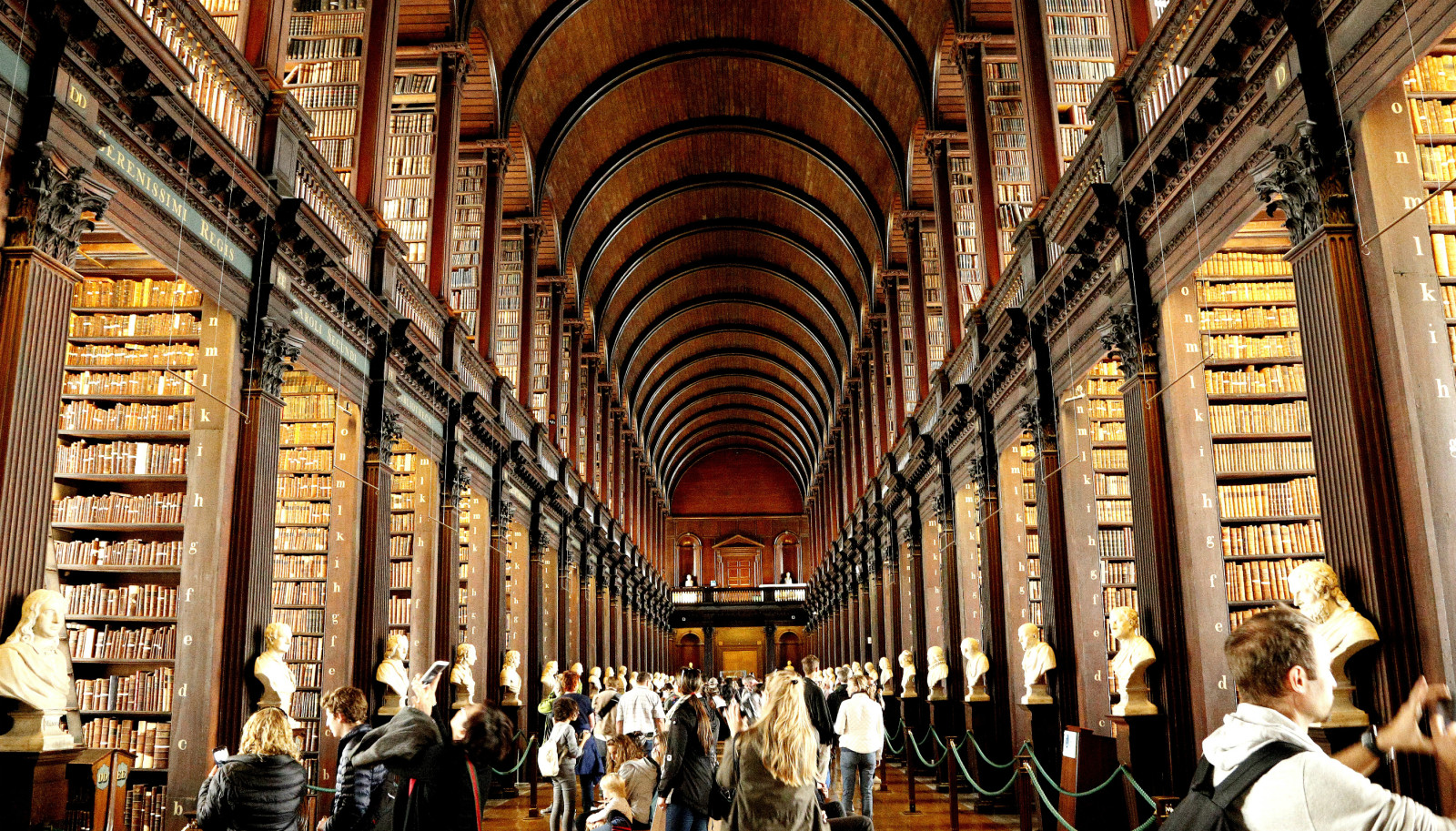 帶著魔幻般感覺的愛爾蘭圣三一學院圖書館